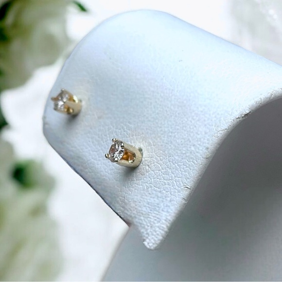 ❤️14K Gold .25 CTW Genuine Diamond Stud Earrings - Picture 9 of 13